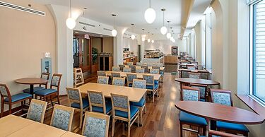 Le Square Phillips Hotel And Suites