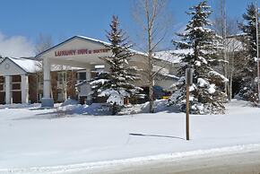 Luxury Inn And Suites