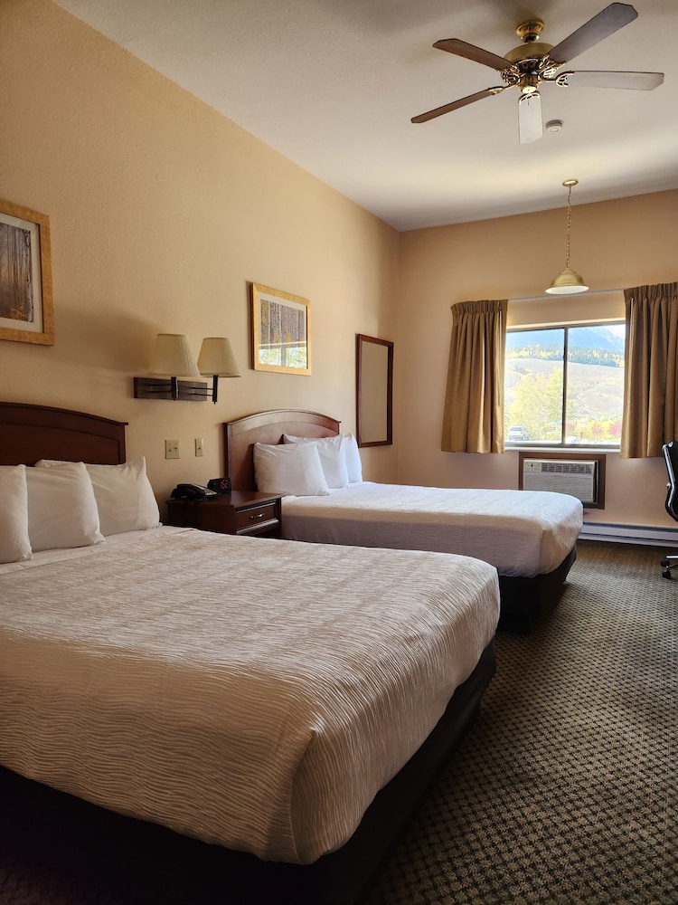 Luxury Inn And Suites