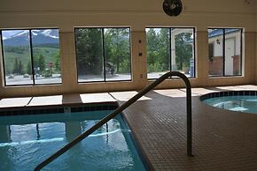 Luxury Inn And Suites