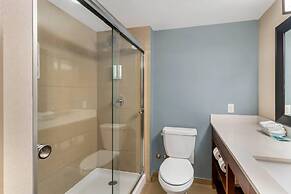 Clarion Hotel & Suites