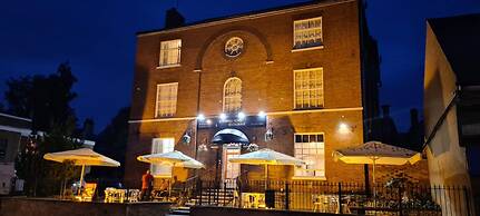 Rothwell House Hotel .