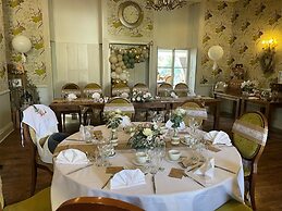 The Riverside House Hotel