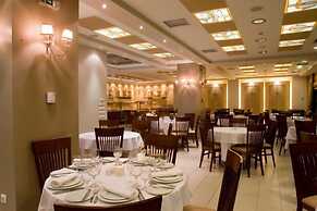 Crystal City Hotel