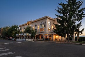 Fairhaven Village Inn