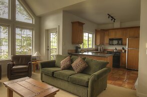 Waters Edge Shoreside Suites