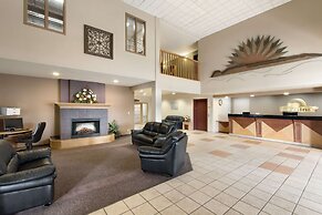 Days Inn & Suites by Wyndham Thunder Bay