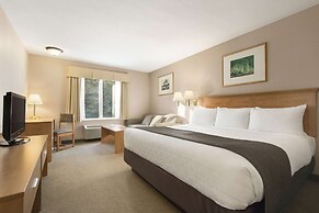 Days Inn & Suites by Wyndham Thunder Bay