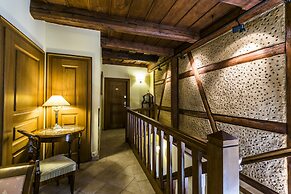 Golden Well Hotel