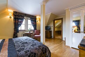 Golden Well Hotel