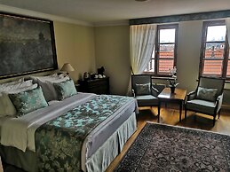 Golden Well Hotel