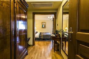 Golden Well Hotel