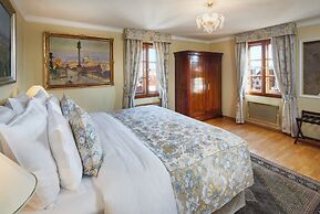 Golden Well Hotel