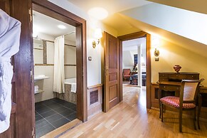Golden Well Hotel