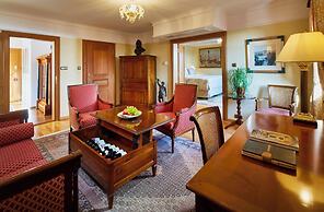 Golden Well Hotel