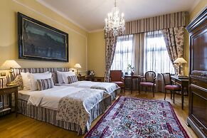 Golden Well Hotel