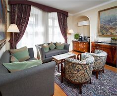 Golden Well Hotel