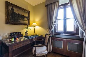 Golden Well Hotel