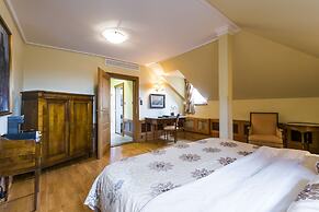 Golden Well Hotel