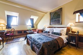 Golden Well Hotel