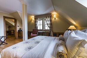 Golden Well Hotel