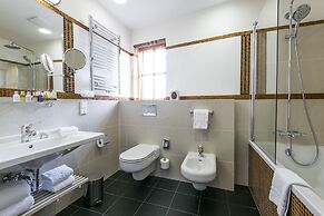Golden Well Hotel