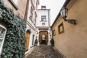 Golden Well Hotel