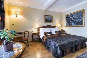 Golden Well Hotel