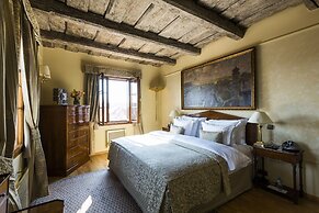 Golden Well Hotel