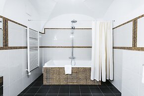 Golden Well Hotel