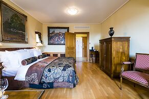 Golden Well Hotel