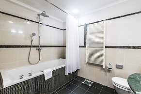 Golden Well Hotel