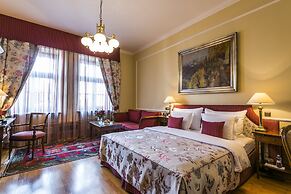 Golden Well Hotel
