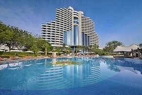 Le Meridien Al Aqah Beach Resort