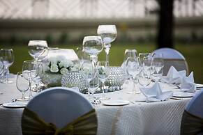 Taj Lands End
