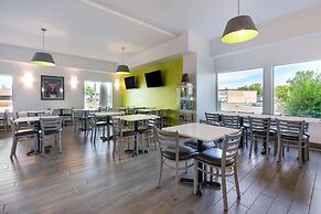 Super 8 by Wyndham Winnipeg West
