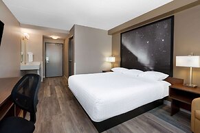 Super 8 by Wyndham Winnipeg West
