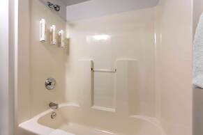 Super 8 by Wyndham Winnipeg West