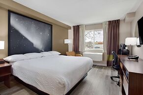 Super 8 by Wyndham Winnipeg West
