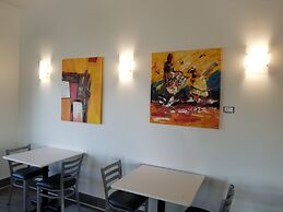Super 8 by Wyndham Winnipeg West