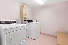 Super 8 by Wyndham Winnipeg West