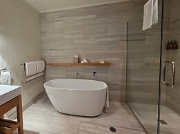 Treetops Lodge & Estate