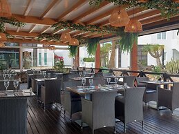H10 White Suites