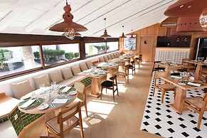 H10 White Suites