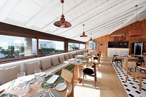 H10 White Suites