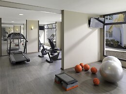H10 White Suites