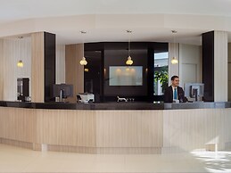 H10 White Suites