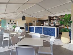 H10 White Suites