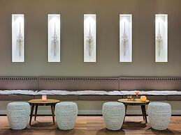 H10 White Suites