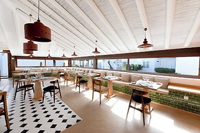 H10 White Suites